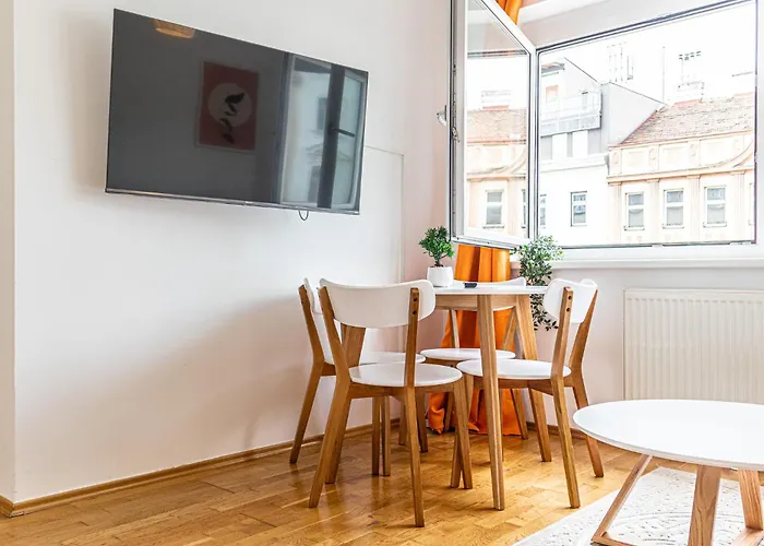 Апартаменти Chic 1br And 1lr With Kingbed, 9 Min To Center Via Metro