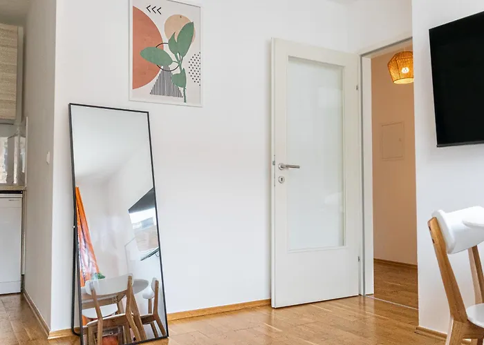Chic 1br And 1lr With Kingbed, 9 Min To Center Via Metro Апартаменти