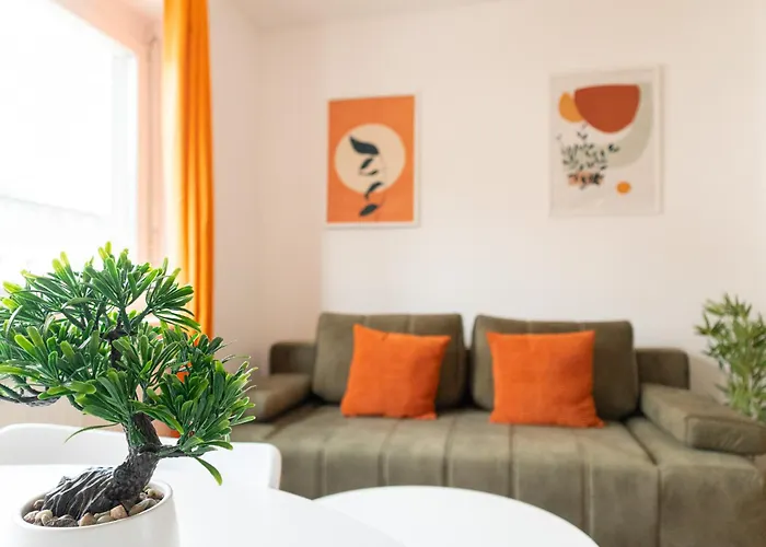 Chic 1br And 1lr With Kingbed, 9 Min To Center Via Metro Апартаменти *