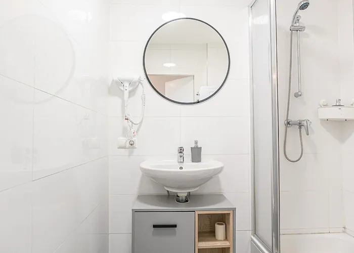 Chic 1br And 1lr With Kingbed, 9 Min To Center Via Metro Апартаменти