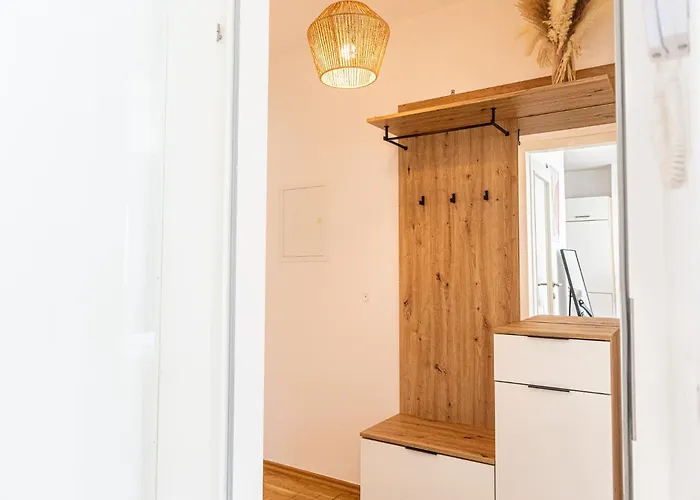Chic 1br And 1lr With Kingbed, 9 Min To Center Via Metro *