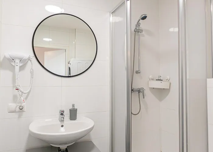 Chic 1br And 1lr With Kingbed, 9 Min To Center Via Metro Апартаменти *