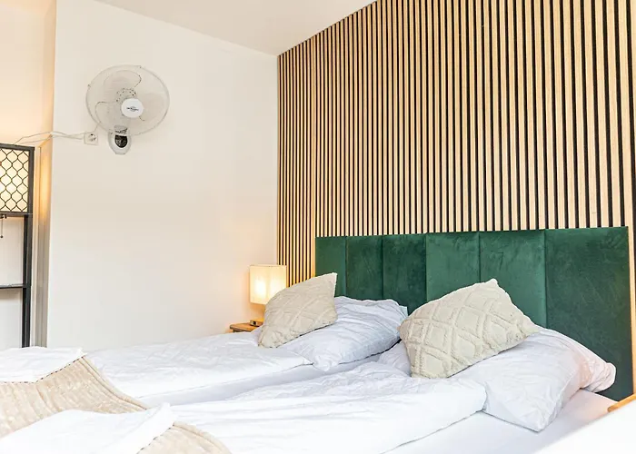 Chic 1br And 1lr With Kingbed, 9 Min To Center Via Metro Відень