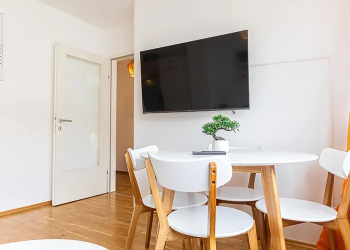 Chic 1br And 1lr With Kingbed, 9 Min To Center Via Metro *
