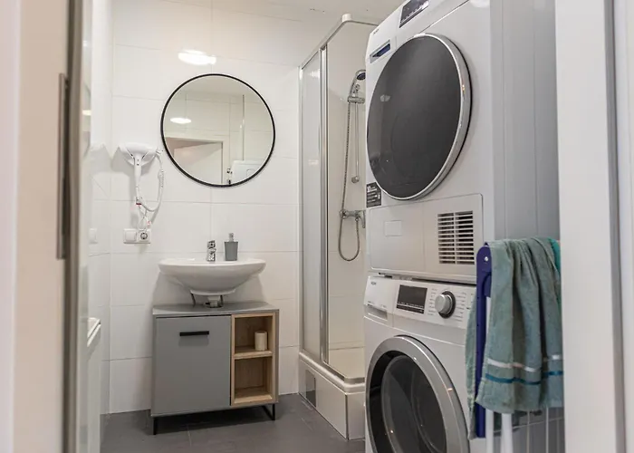 Chic 1br And 1lr With Kingbed, 9 Min To Center Via Metro Апартаменти *
