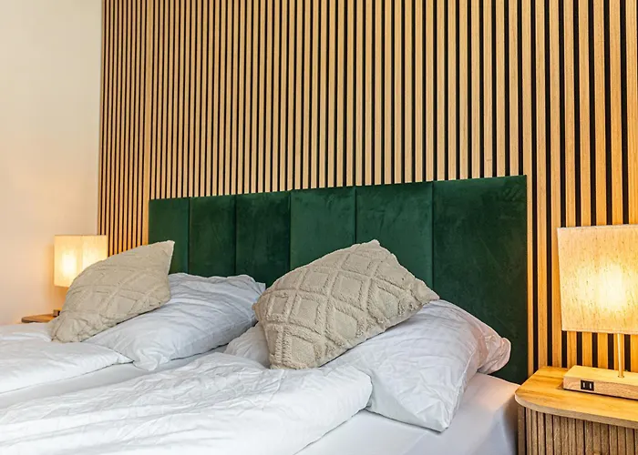 Апартаменти Chic 1br And 1lr With Kingbed, 9 Min To Center Via Metro