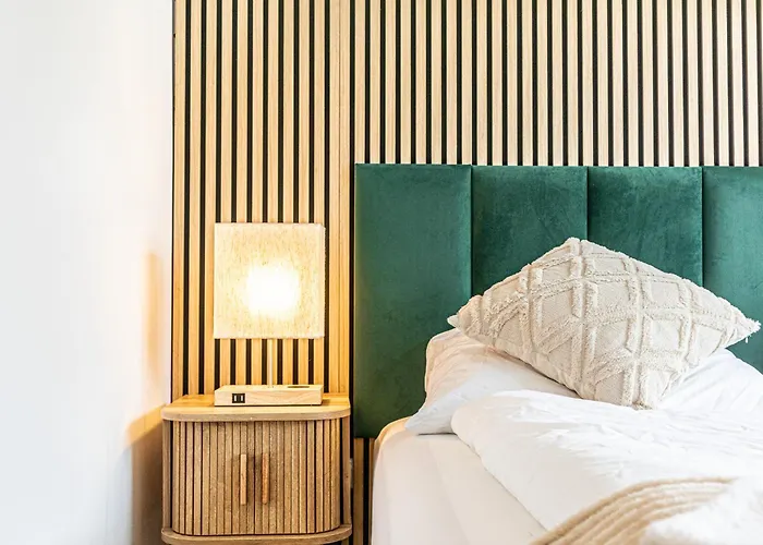 Chic 1br And 1lr With Kingbed, 9 Min To Center Via Metro Апартаменти