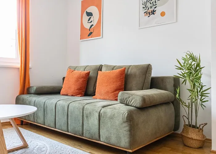 Chic 1br And 1lr With Kingbed, 9 Min To Center Via Metro Апартаменти *