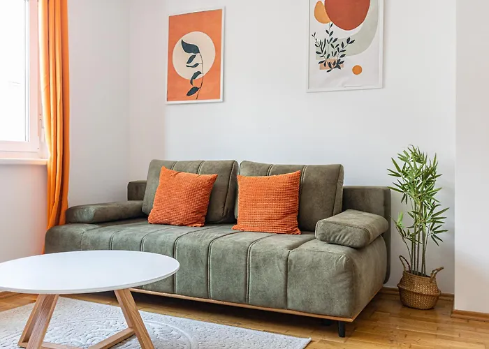 Chic 1br And 1lr With Kingbed, 9 Min To Center Via Metro Апартаменти