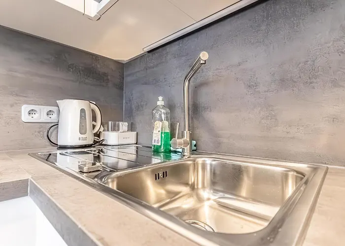 Chic 1br And 1lr With Kingbed, 9 Min To Center Via Metro Відень