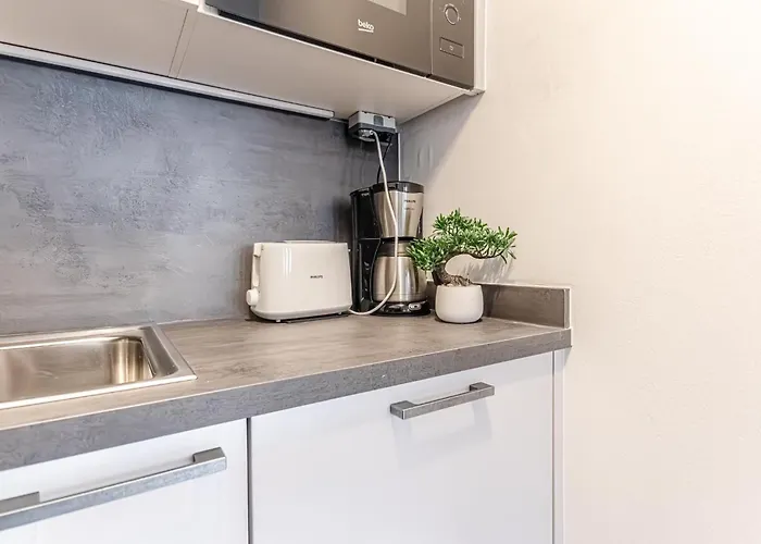 Chic 1br And 1lr With Kingbed, 9 Min To Center Via Metro