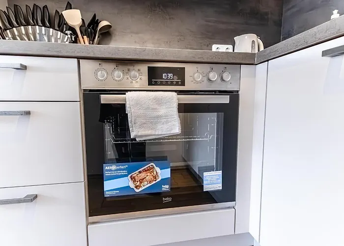 Chic 1br And 1lr With Kingbed, 9 Min To Center Via Metro Відень